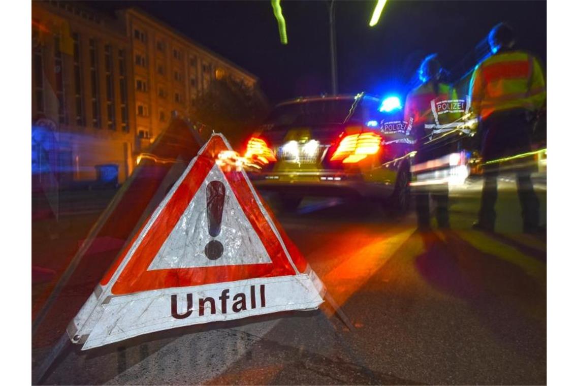 Ein Warndreieck mit dem Schriftzug "Unfall" steht auf einer Straße. Foto: Patrick Seeger/dpa/Archivbild