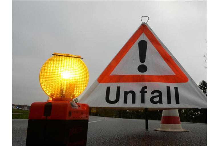 Ein Warndreieck mit der Aufschrift „Unfall“. Foto: Patrick Seeger/Archivbild