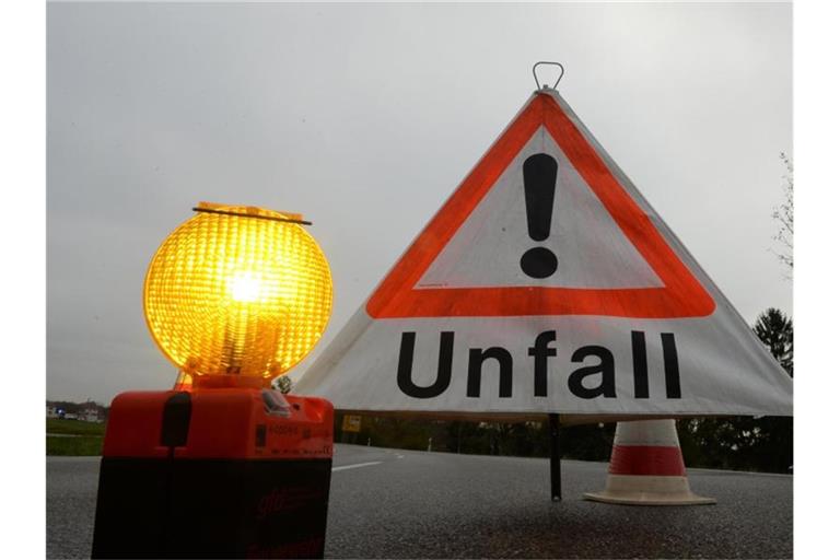 Ein Warndreieck mit der Aufschrift „Unfall“. Foto: Patrick Seeger/Archivbild