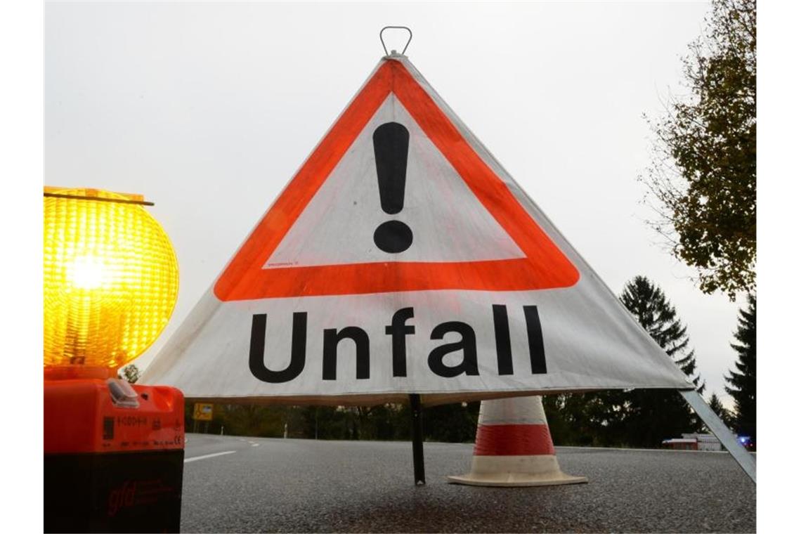 Ein Warndreieck mit der Aufschrift „Unfall“. Foto: Patrick Seeger/Archivbild
