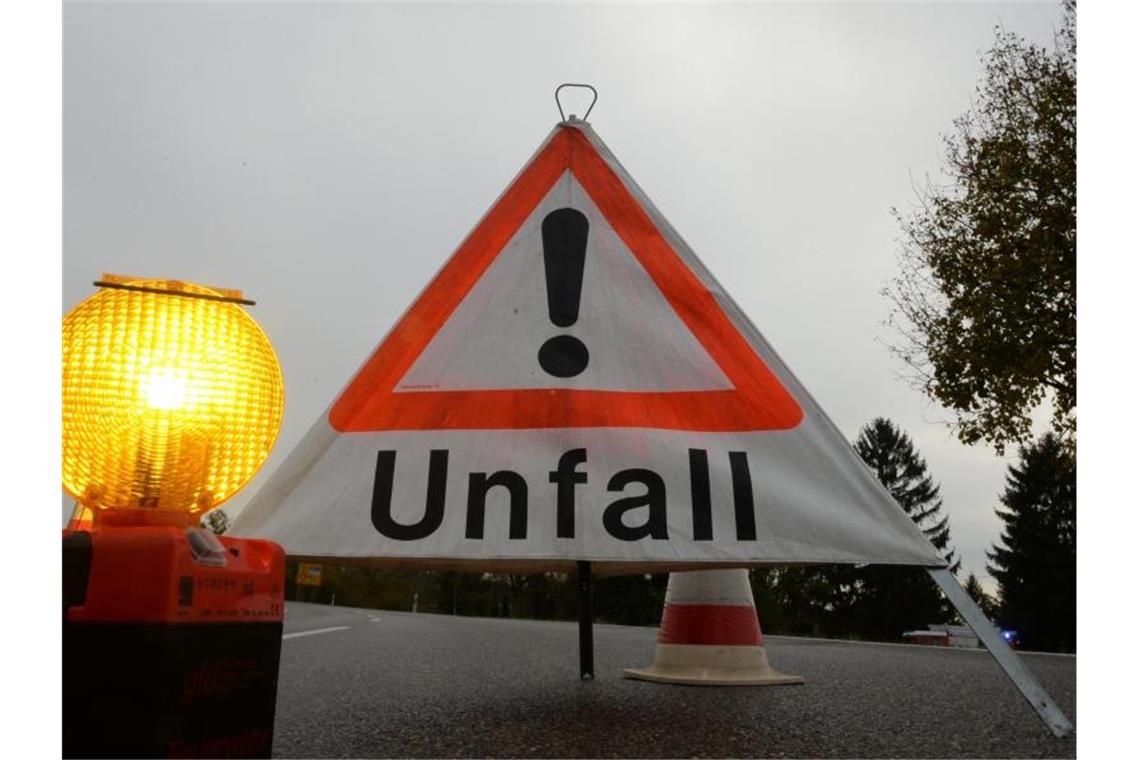 Autofahrerin gerät in Gegenverkehr: Vier Verletzte Ein Warndreieck mit der Aufschrift „Unfall“ steht auf der Straße. Foto: Patrick Seeger/Archivbild