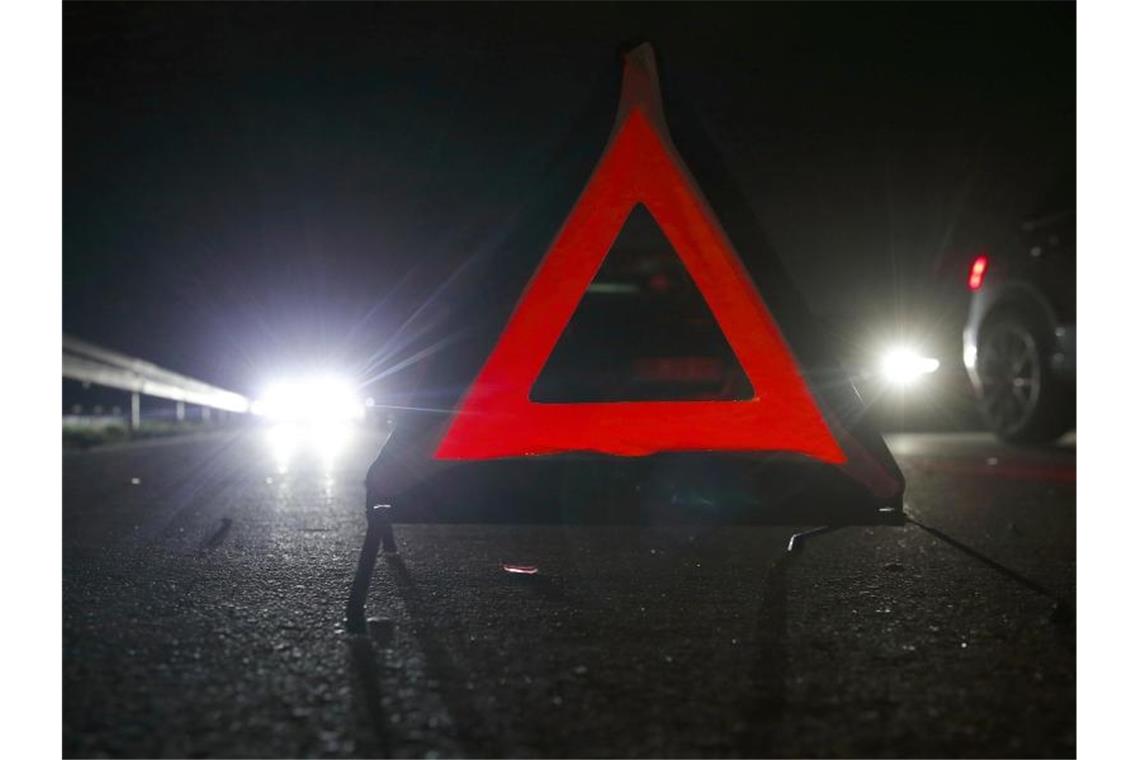 Auffahrunfall auf Landstraße bei Neulußheim: Drei Verletzte Ein Warndreieck steht auf einer Landstraße. Foto: David Young/dpa/Archivbild