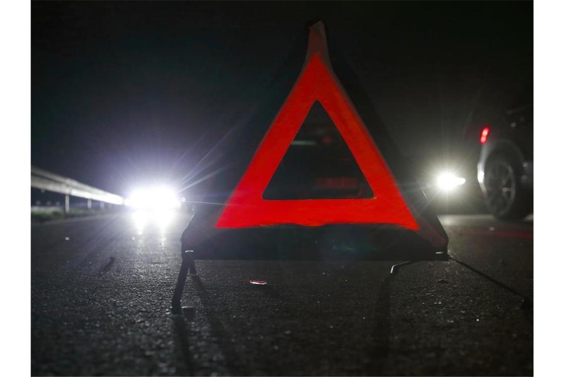 Ein Warndreieck steht auf einer Landstraße. Foto: David Young/dpa/Archivbild