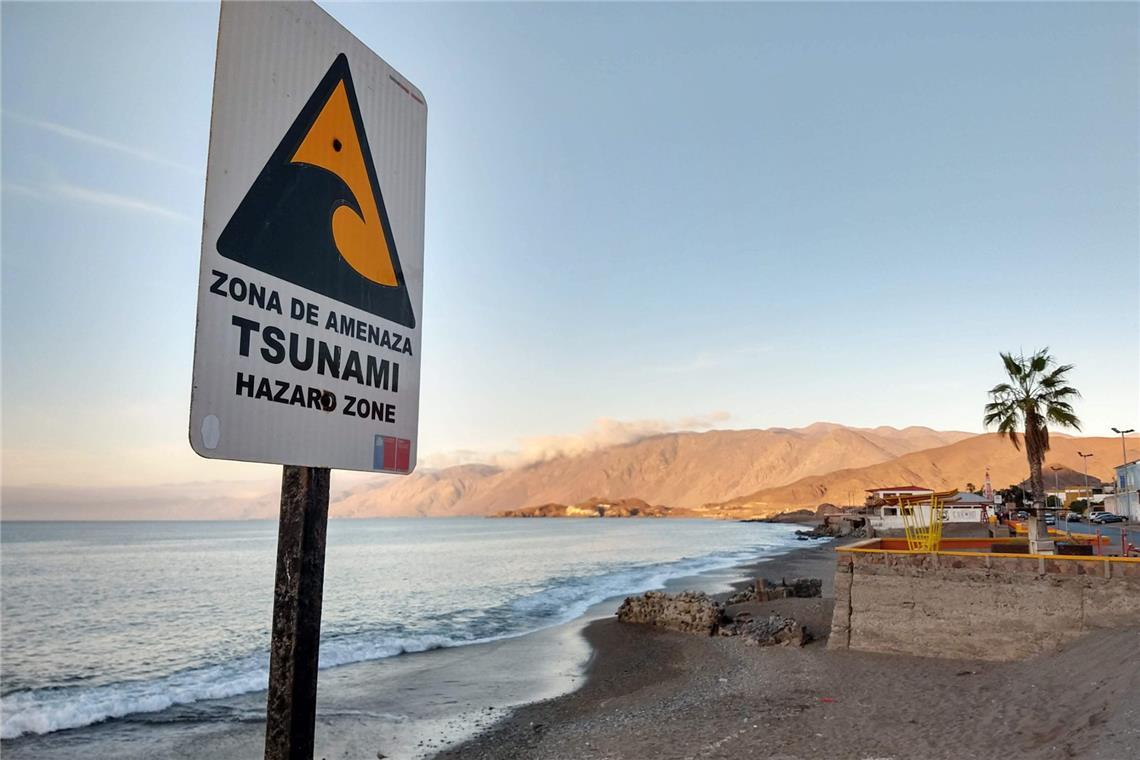 Diese Regionen sind von der Tsunami-Warnung betroffen Ein Warnzeichen für unmittelbare Tsunamigefahr: Das Wasser an der Küste zieht sich in kurzer Zeit weit zurück und legt große Flächen Meeresboden frei.