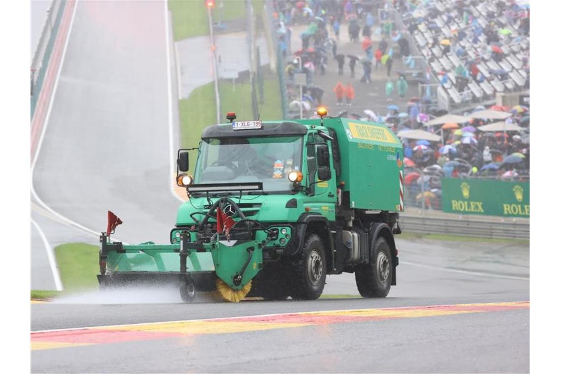 „Keine echten Runden“: Verstappen Erster im Regenchaos Ein Wartungsfahrzeug reinigt die regennasse Rennstrecke. Foto: Benoit Doppagne/BELGA/dpa
