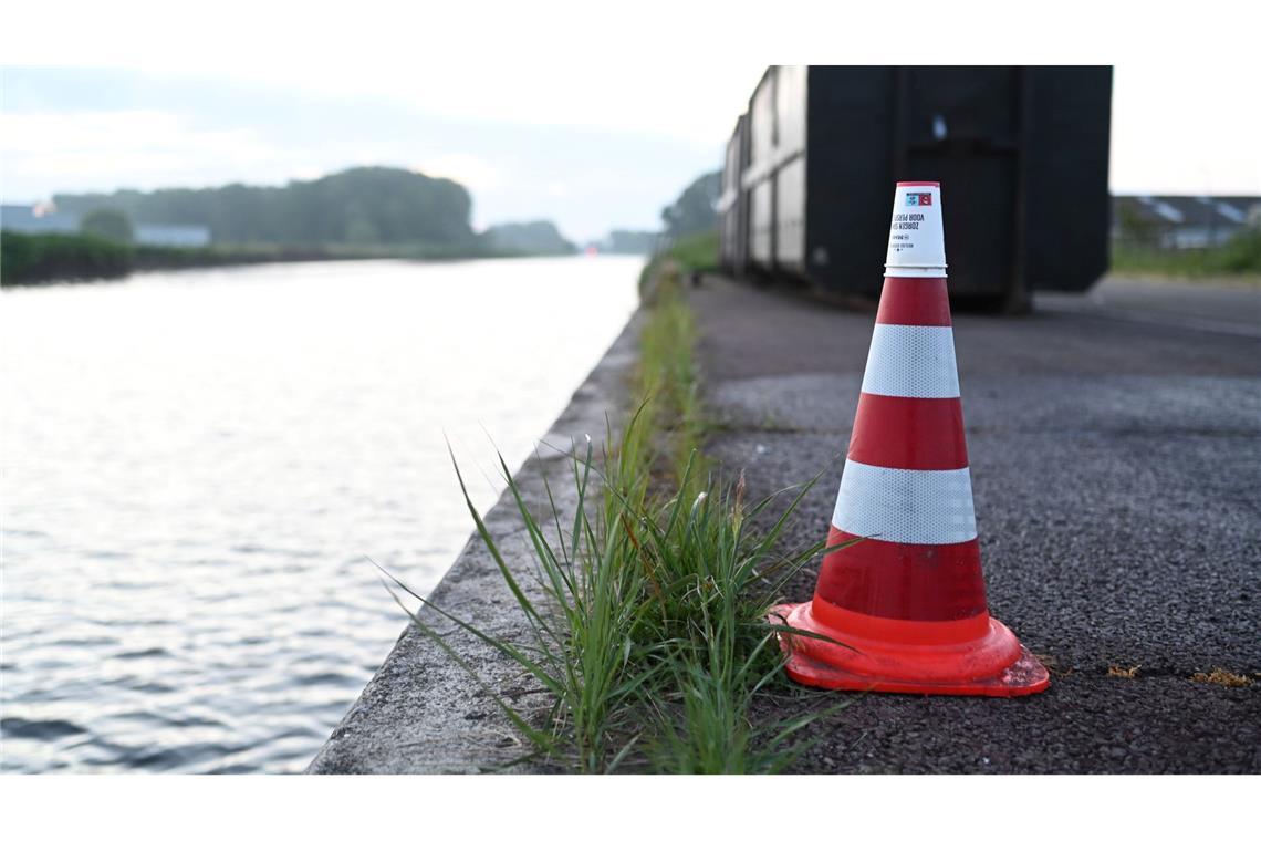 Traurige Gewissheit - Jeffrey und Emma sind tot Ein Wasserfleck auf dem Pier markiert den Ort, an dem das Auto nach der Bergung aus dem Kanal abgestellt wurde.