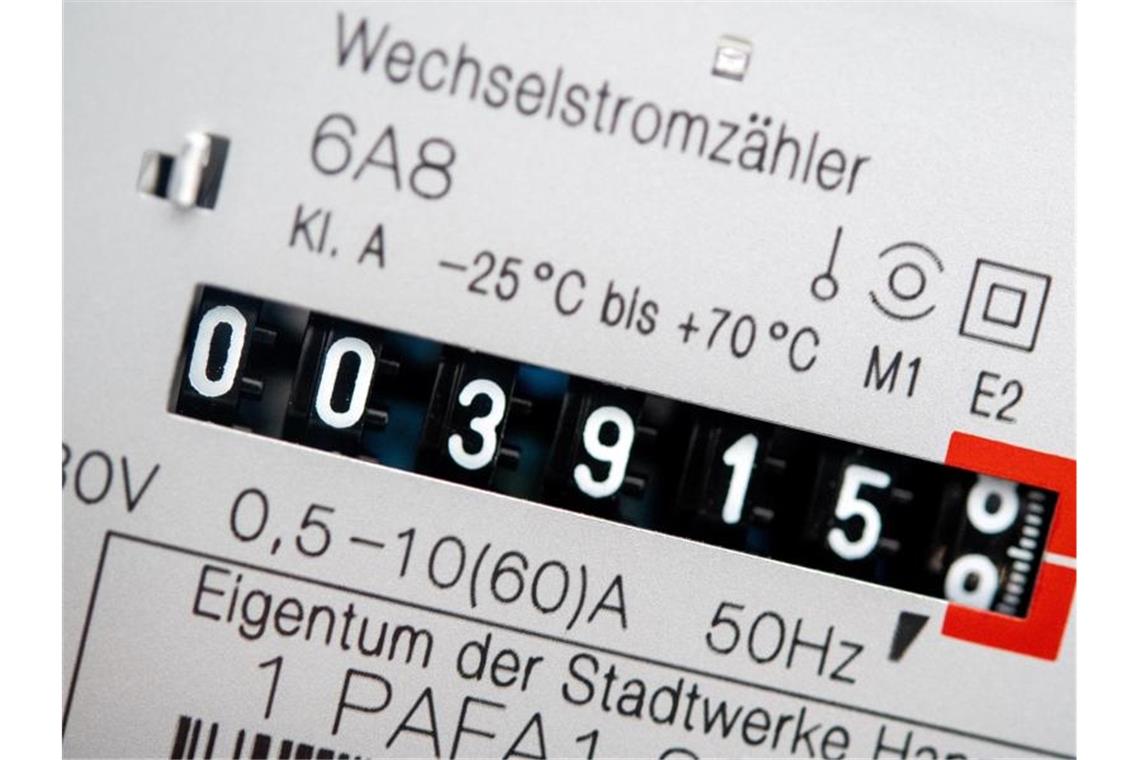 Ein Wechselstromzähler zeigt den aktuellen Zählerstand in Kilowattstunden in einem Haushalt an. Angesichts stark gestiegener Energiepreise warnt EU-Arbeitskommissar Nicolas Schmit vor mehr Energiearmut in Europa. Foto: Hauke-Christian Dittrich/dpa