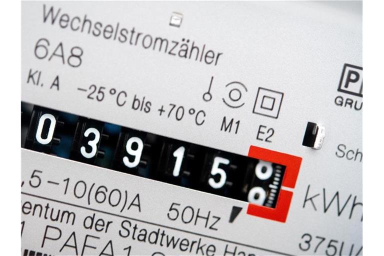 Ein Wechselstromzähler zeigt den aktuellen Zählerstand in Kilowattstunden in einem Haushalt an. Foto: Hauke-Christian Dittrich/dpa