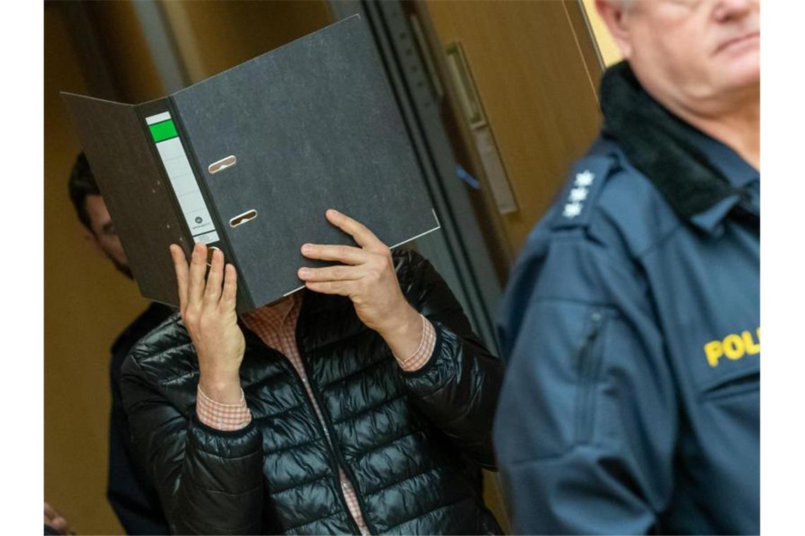Ein wegen Missbrauchs von Kindern angeklagter Logopäde trifft zum Prozessbeginn im Sitzungssaal im Würzburger Landgericht ein. Foto: Daniel Karmann/dpa