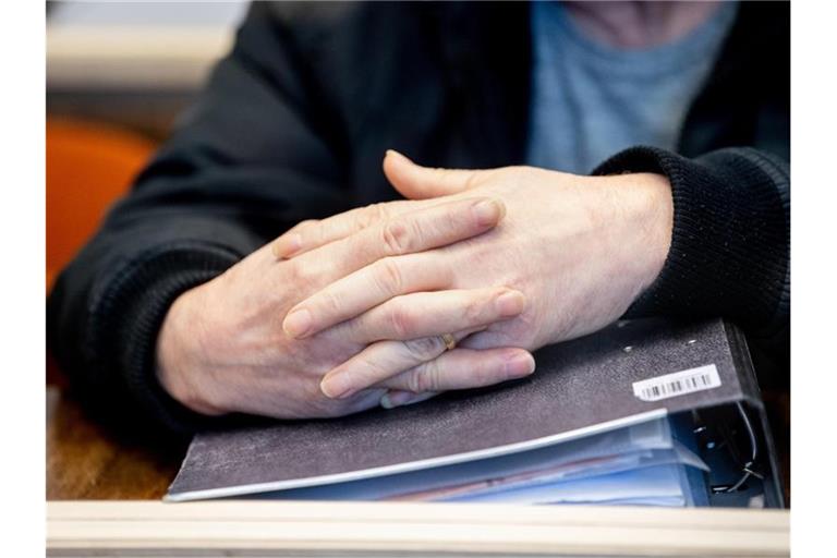 Ein wegen Mordes angeklagter Mann soll seine Ehefrau nach 17 gemeinsamen Jahren und nach der Trennung mit einem Kopfschuss getötet haben. Foto: Matthias Balk/dpa
