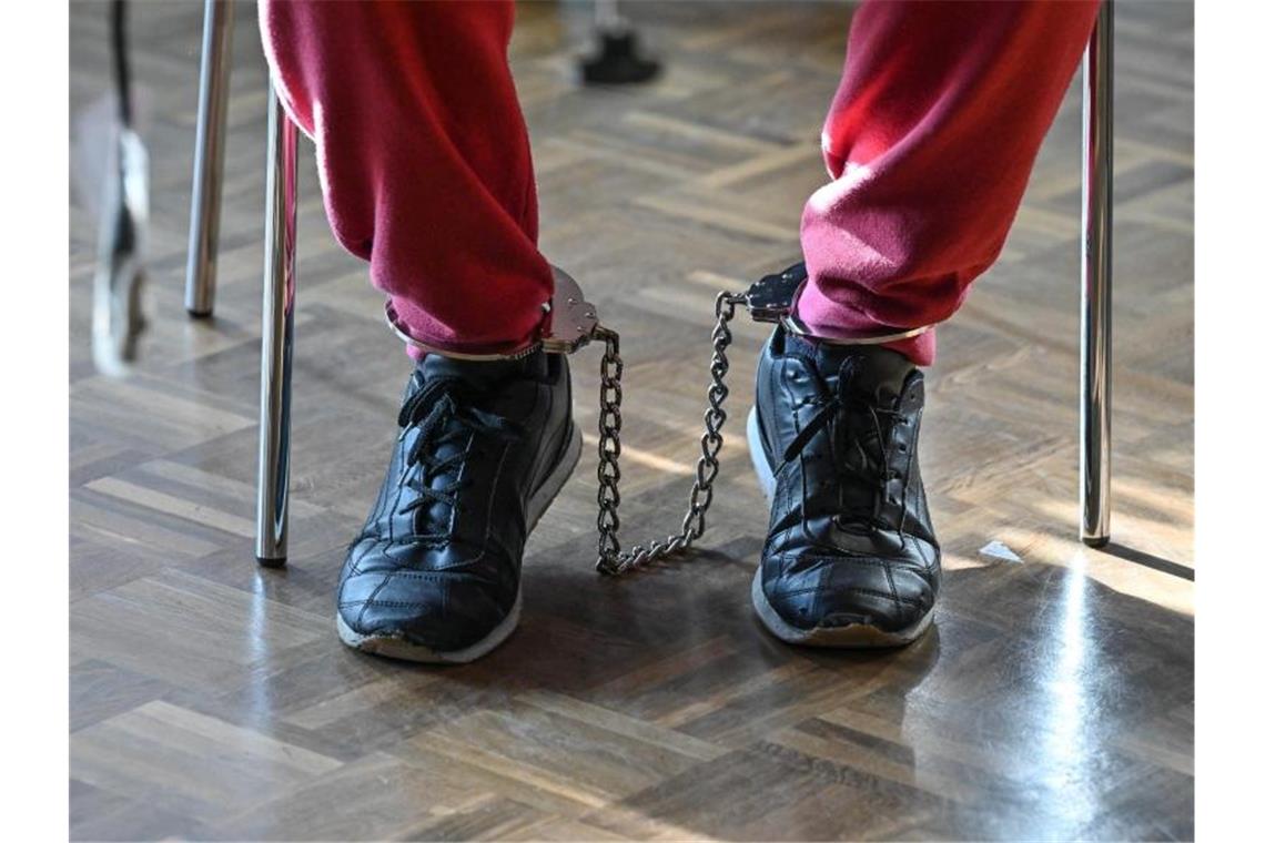 Tödlicher Überfall mit Beil: Verteidigerin legt Revision ein Ein wegen Mordes Angeklagter sitzt auf der Anklagebank im Gerichtssaal. Foto: Felix Kästle/dpa/Archiv