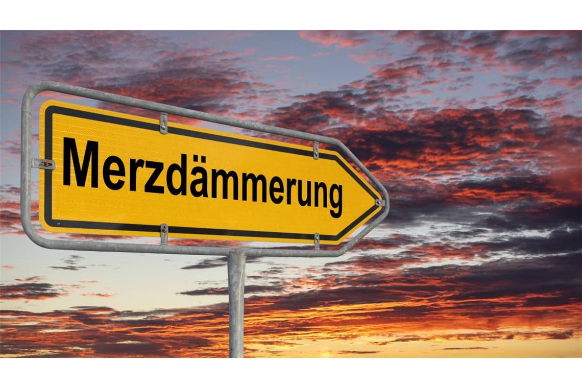 Ein Wegweiser ist beschriftet mit dem Aufdruck Merzdämmerung - als Symbolbild für die Unzufriedenheit mit dem Ansehen und der Politik von Bundeskanzler Merz (Fotomontage).