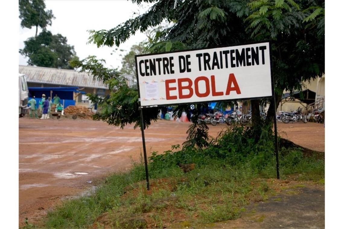Ein Wegweiser kündigt den Eingang zur Ebola-Behandlungsstation in Gueckedou, Guinea, an. Im westafrikanischen Staat Elfenbeinküste ist der erste Fall der lebensgefährlichen Ebola-Krankheit seit mehr als einem Vierteljahrhundert registriert worden. Foto: Kristin Palitza/dpa