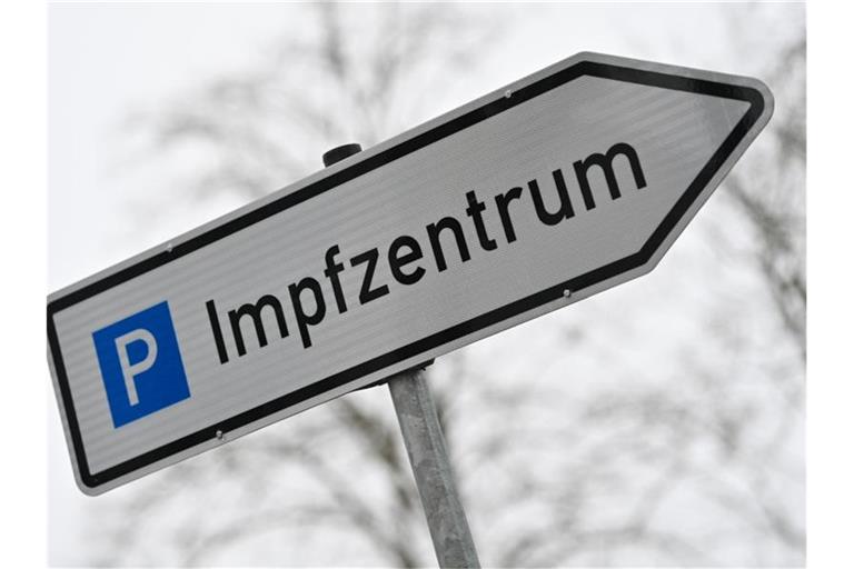 Ein Wegweiser zeigt zum Parkplatz für ein Impfzentrum. In Sachsen sind 2500 Impftermin unbesetzt. Foto: Patrick Pleul/dpa-Zentralbild/dpa