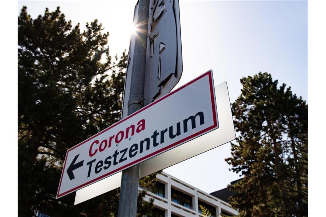 Rund 30 Prozent der Landkreise ohne Neuinfektionen Ein Wegweiser zum Testzentrum an der Universitätsmedizin Göttingen. Foto: Swen Pförtner/dpa