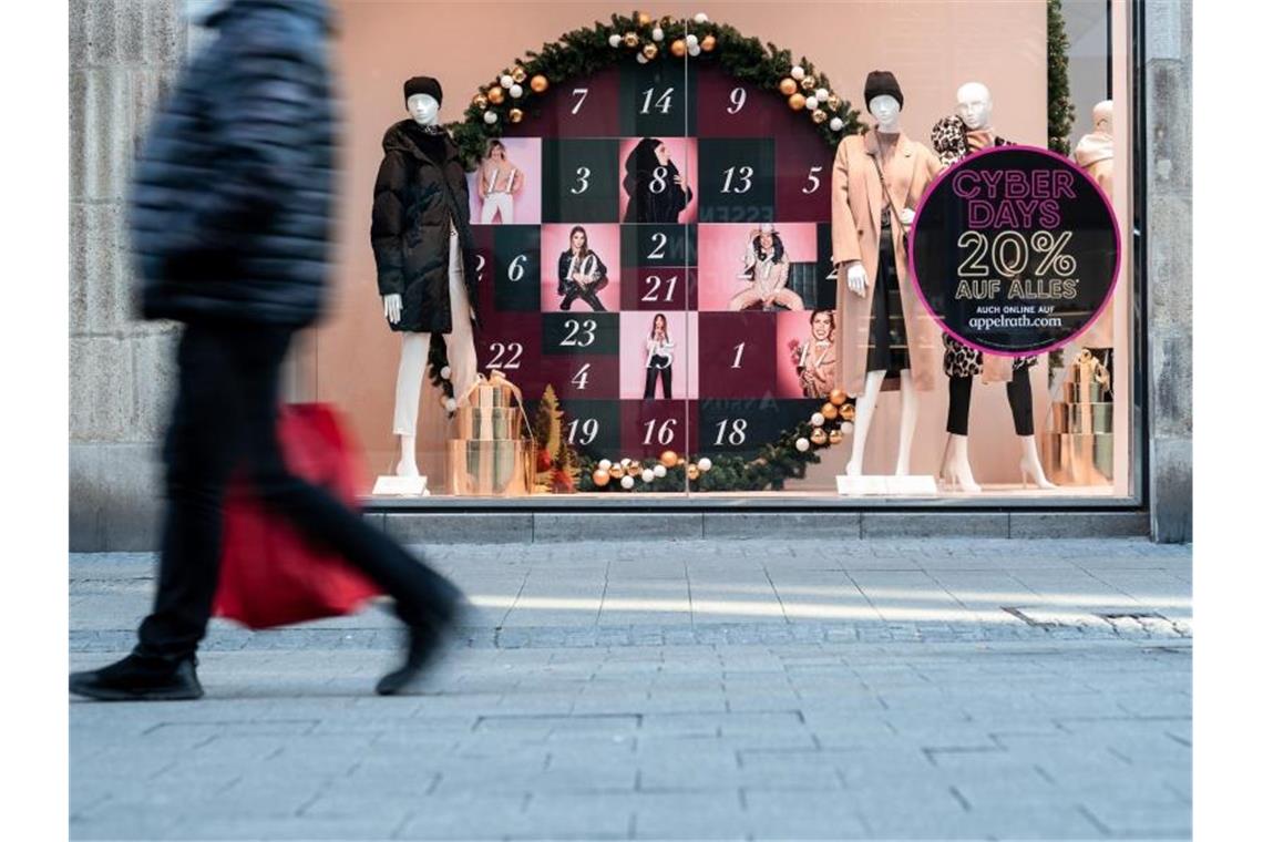 Ein weihnachtlich dekoriertes Schaufenster in Essen. Foto: Fabian Strauch/dpa