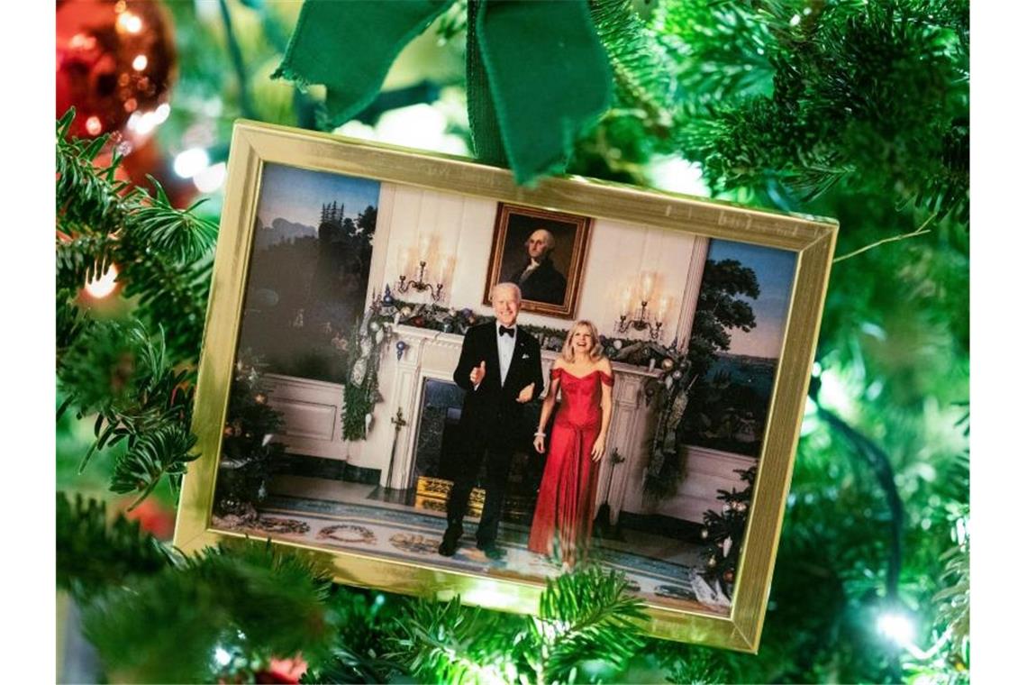 Ein weihnachtlicher Gruß von Joe und Jill Biden. Foto: Evan Vucci/AP/dpa