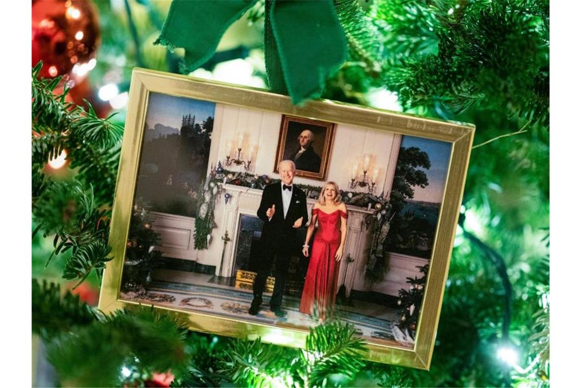 Üppige Weihnachtsdekoration im Weißen Haus Ein weihnachtlicher Gruß von Joe und Jill Biden. Foto: Evan Vucci/AP/dpa