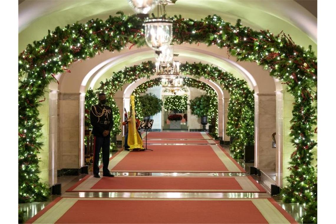 Üppige Weihnachtsdekoration im Weißen Haus Ein weihnachtlicher Laubengang - die Center Hall des Weißen Hauses. Foto: Evan Vucci/AP/dpa