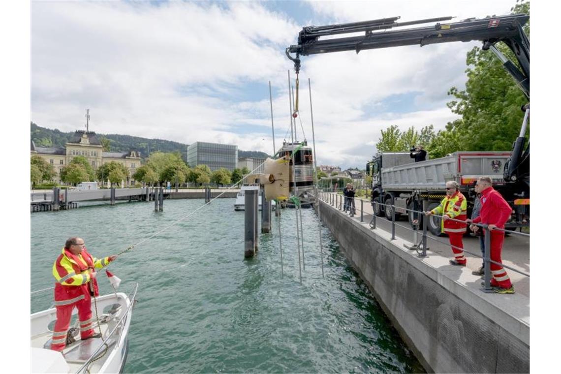 Winzer holt Weinfass nach einem Jahr wieder aus Bodensee