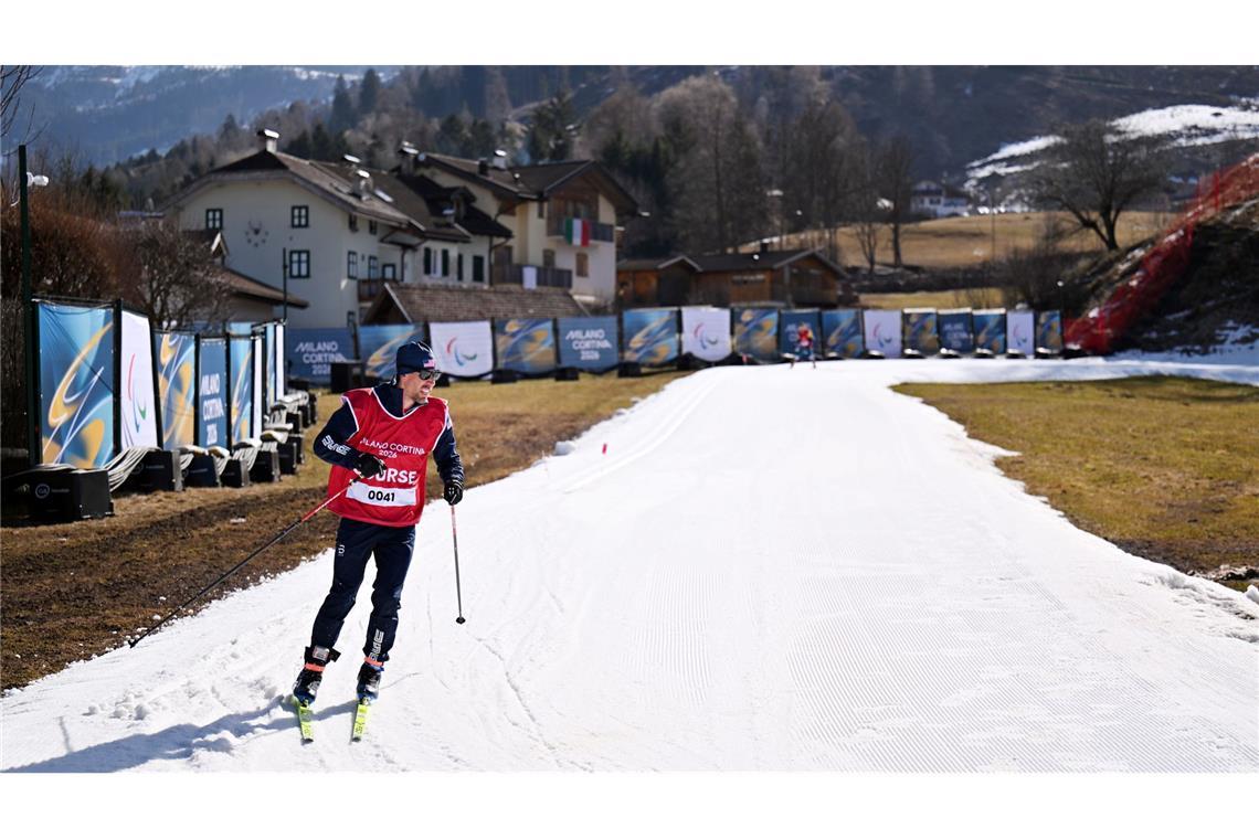 Ein weißer Streifen in viel grün: Frühlingshafte Temperaturen sorgen für schwere Bedingungen im Langlaufstadion.