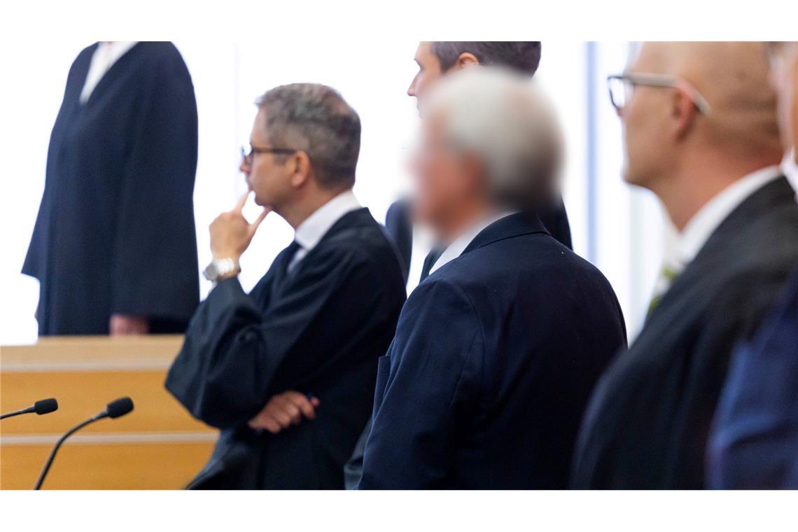 Ein weiterer größerer Prozess zur VW-Dieselaffäre hat in Braunschweig begonnen. Die Verlesung der Anklageschrift verzögerte sich aber.