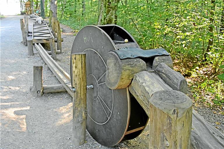 Ein weiteres Spielelement sorgt für noch längeren Spielspaß. Die Kugelbahn soll noch weiter verlängert werden. Foto: Tobias Sellmaier