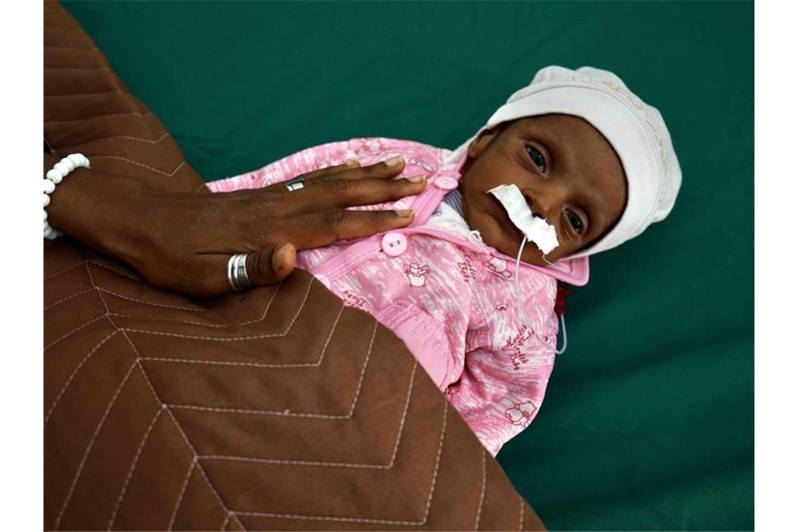 Ein wenige Wochen altes Baby, das an Unterernährung leidet, liegt in einem Krankenhaus in Aden. Foto: Giles Clarke/UNOCHA/dpa
