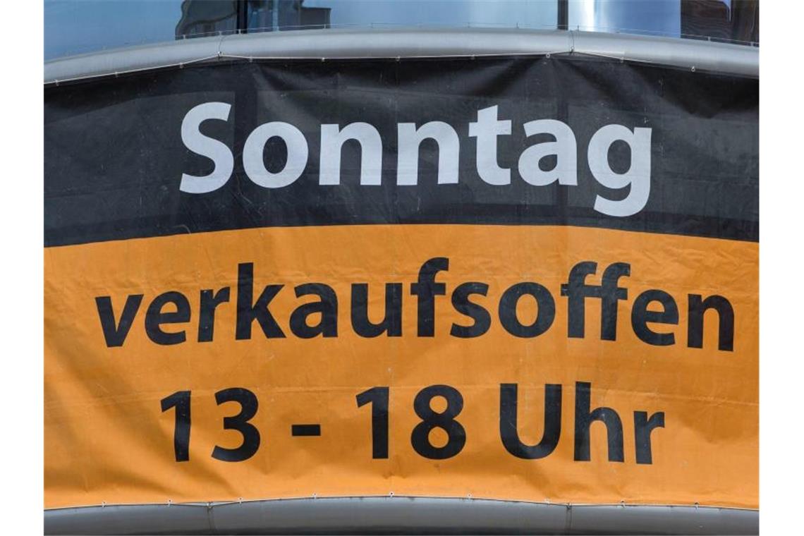 Handel dringt auf klare Regelungen für Sonntagsöffnung Ein Werbeposter informiert über die Öffnungszeiten an einem verkaufsoffenen Sonntag. Foto: Jens Büttner/zb/dpa