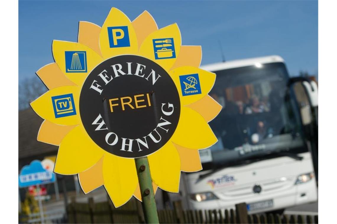 Ein Werbeschild für eine freie Ferien-Wohnung steht auf der Insel Usedom am Straßenrand. Foto: Stefan Sauer/dpa-Zentralbild/dpa