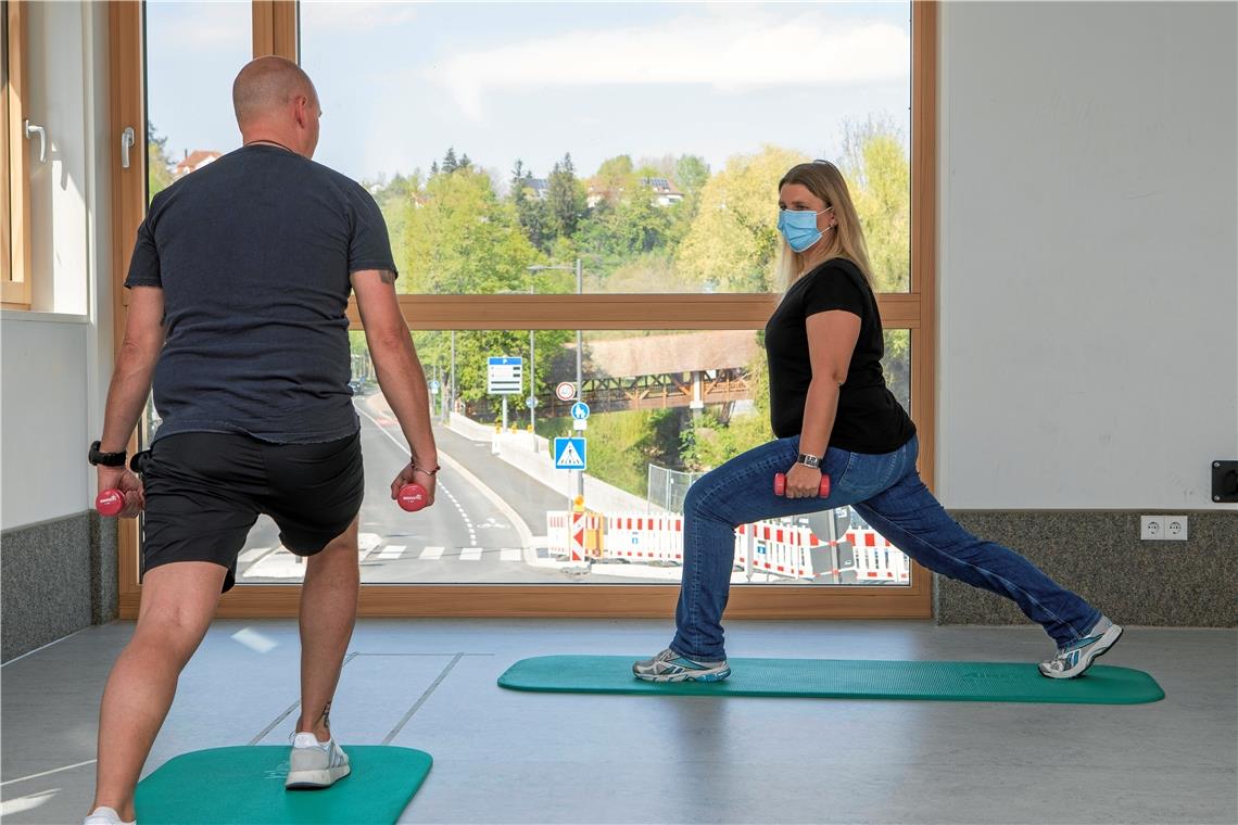 Ein wesentlicher Teil ihrer Arbeit: Physiotherapeutin Sabine Winkler leitet einen Patienten zu verschiedenen Übungen an. Foto: A. Becher