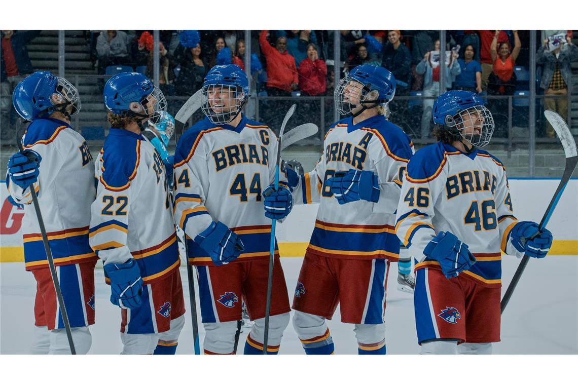 Ein wichtiges Element der Serie "Off Campus" ist der Eishockey-Sport der Jungs: Unter anderem Logan (Antonio Cipriano), Garrett (Belmont Cameli), Dean (Stephen Kalyn) und Tucker (Jalen Thomas Brooks) sind in einem Team.