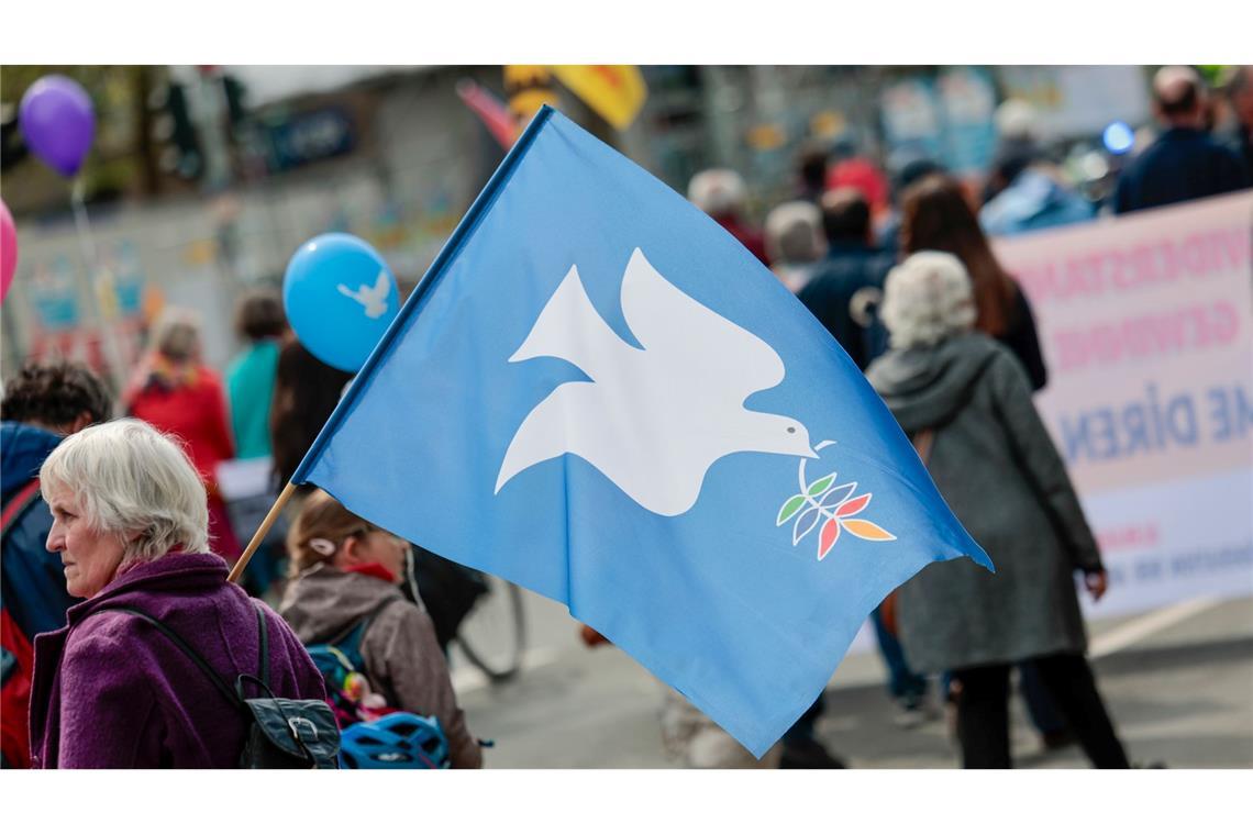 Ostermärsche im Zeichen der Friedenstaube Ein wichtiges Symbol der Friedensaktivisten: Die Taube als Zeichen für die Hoffnung auf Frieden.