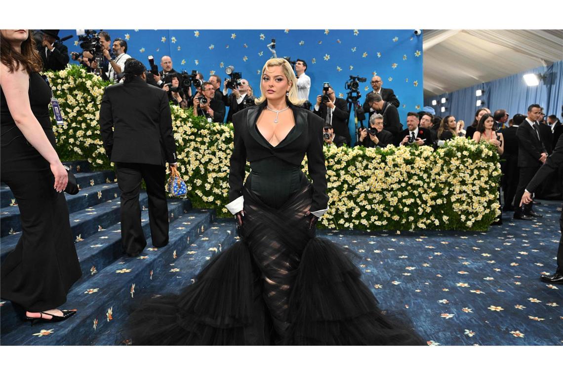 Tops und Flops auf dem roten Teppich Ein Wickelkleid der anderen Art trägt die Sängerin Bebe Rexha.