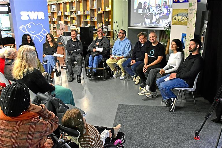 „Ein wilder Haufen von Menschen, die behindert oder beeinträchtigt sind, mit Menschen, die nicht behindert oder anders behindert sind“: So umschreibt Moderator Wilhelm Schneck (rechts neben Rollstuhlfahrer Simon Maier) die beteiligten Inklusiast:innen. Foto: Tobias Sellmaier