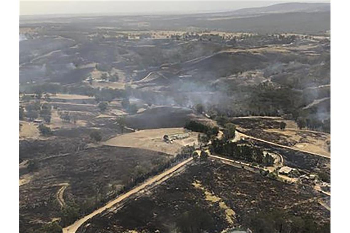 Morrison lässt 3000 Reservisten gegen Buschfeuer kämpfen Ein Wildfeuer hat weite Flächen verbrannten Landes hinterlassen. Foto: Glen Morey/Glen Morey/dpa