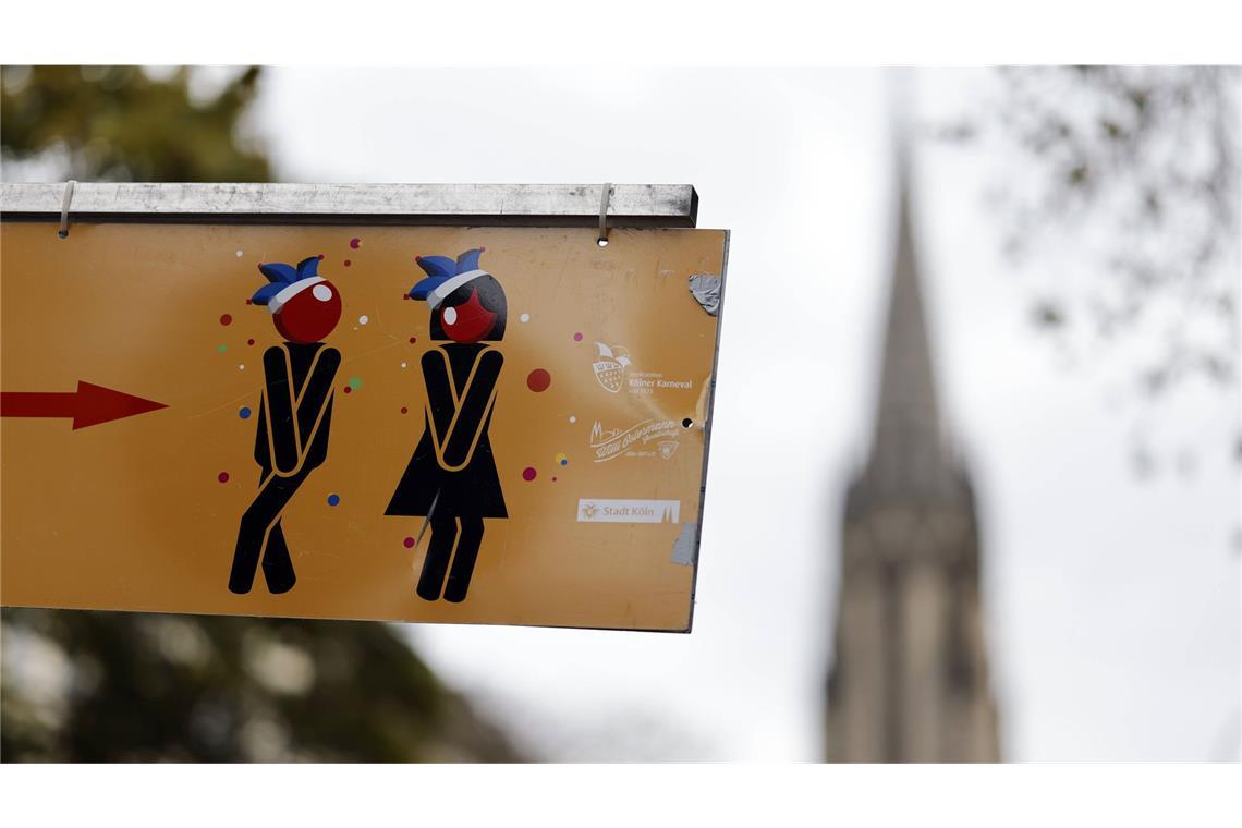 Ihm ist offenbar nichts heilig: Mann uriniert an Kirche Ein Wildpinkler schlug an einer Kirche in Heidelberg zu (Symbolfoto).