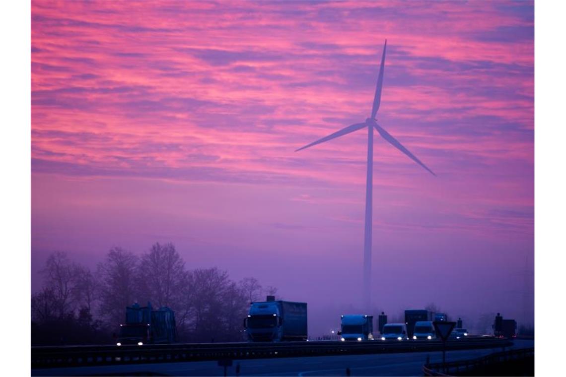 Ein Windrad an der Autobahn 13 in der Nähe von Schönwald in Brandenburg. Foto: Christoph Soeder/dpa