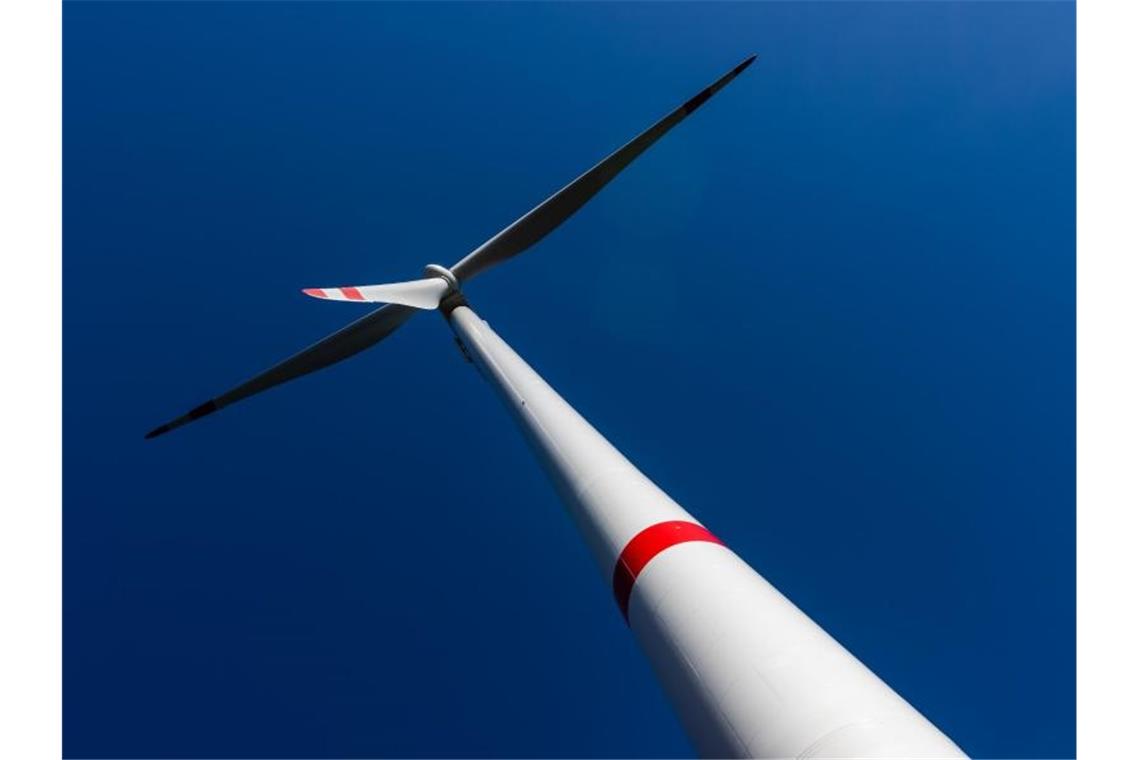 Haushalte könnten Millionen Tonnen Kohlendioxid einsparen Ein Windrad des Windparks Falkenhöhe steht nahe Schramberg. Foto: Philipp von Ditfurth/dpa