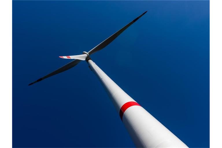 Ein Windrad des Windparks Falkenhöhe steht nahe Schramberg. Foto: Philipp von Ditfurth/dpa