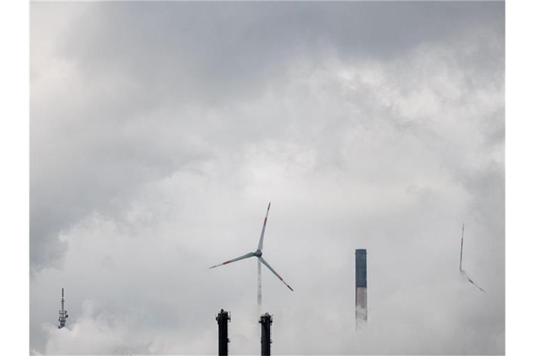 Ein Windrad im Dampf der Uniper Kraftwerke. Foto: Fabian Strauch/dpa