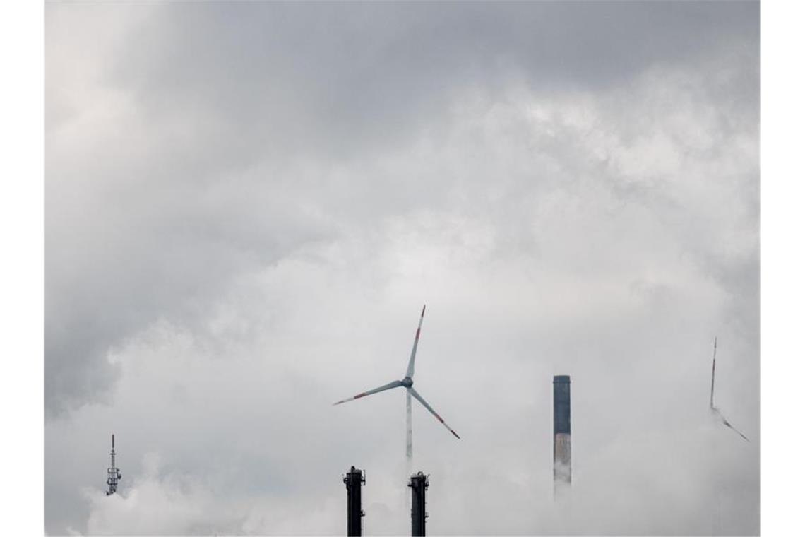 Ein Windrad steht im Dampf der Uniper Kraftwerke. Foto: Fabian Strauch/dpa