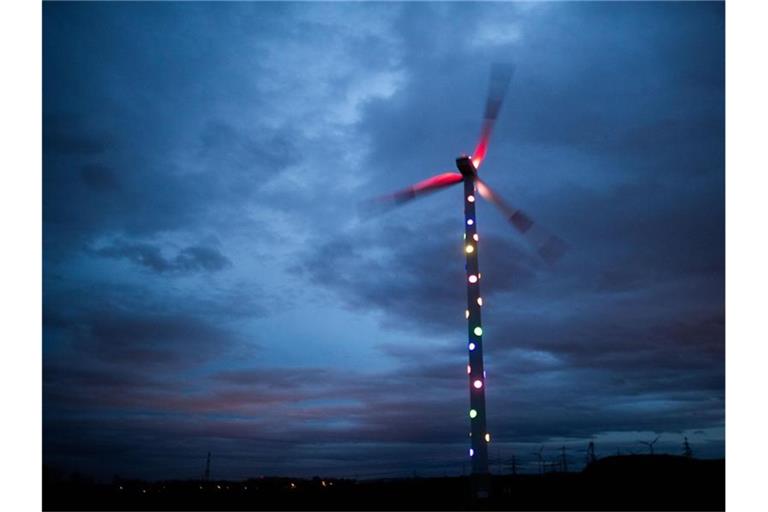 Ein Windrad vor einem bewölkten Himmel. Foto: Julian Stratenschulte/dpa