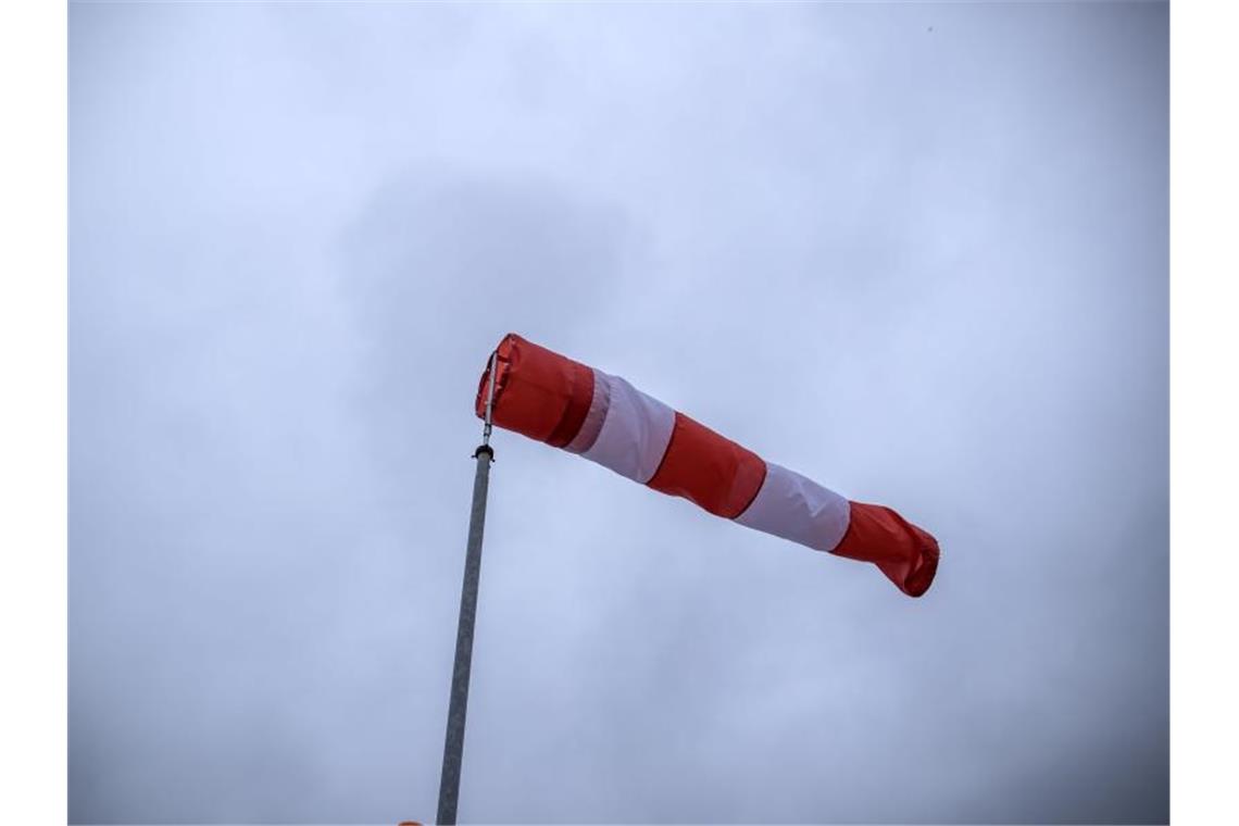 Ein Windsack weht im Wind. Foto: Jens Büttner/dpa-Zentralbild/dpa/Archivbild