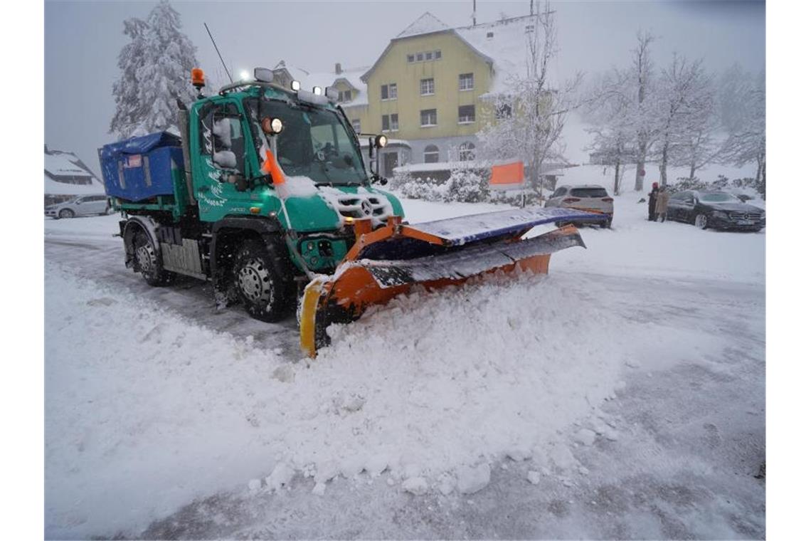 Behörden wollen Verkehrschaos im Schwarzwald vermeiden Ein Winterdienstfahrzeug ist im Schwarzwald im Einsatz. Foto: Benedikt Spether/dpa