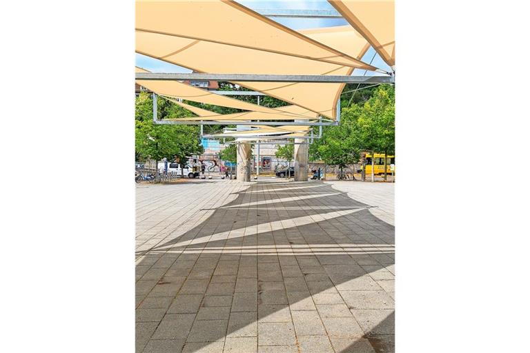 Ein wirklicher Hingucker: das neue Segel am Südheimer Platz in Stuttgart-Süd. Für wen wirft es Schatten?