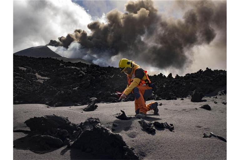 Ein Wissenschaftler des IGME-CSIC (Geologisches und Bergbauinstitut Spaniens des Spanischen Nationalen Forschungsrats) misst die Temperatur von Lava in der Nähe eines Vulkans auf der Kanarischen Insel La Palma. Foto: Taner Orribo/AP/dpa