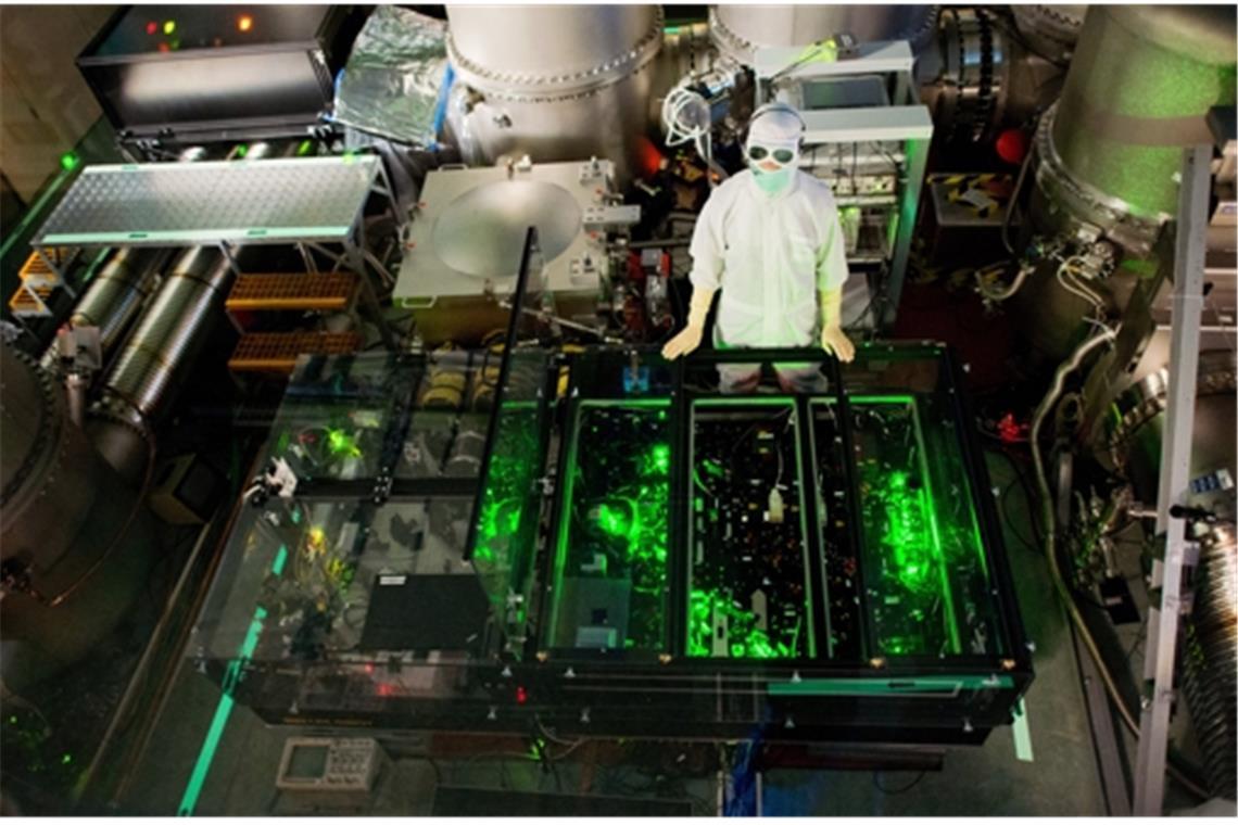 Ein  Wissenschaftler optimiert ein Teilsystem im Gravitationswellendetektor GEO600 in Ruthe bei  Hannover.