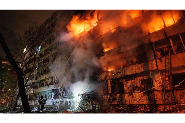 Ein Wohngebäude in Kiew steht nach einem russischen Raketeneinschlag in Flammen.
