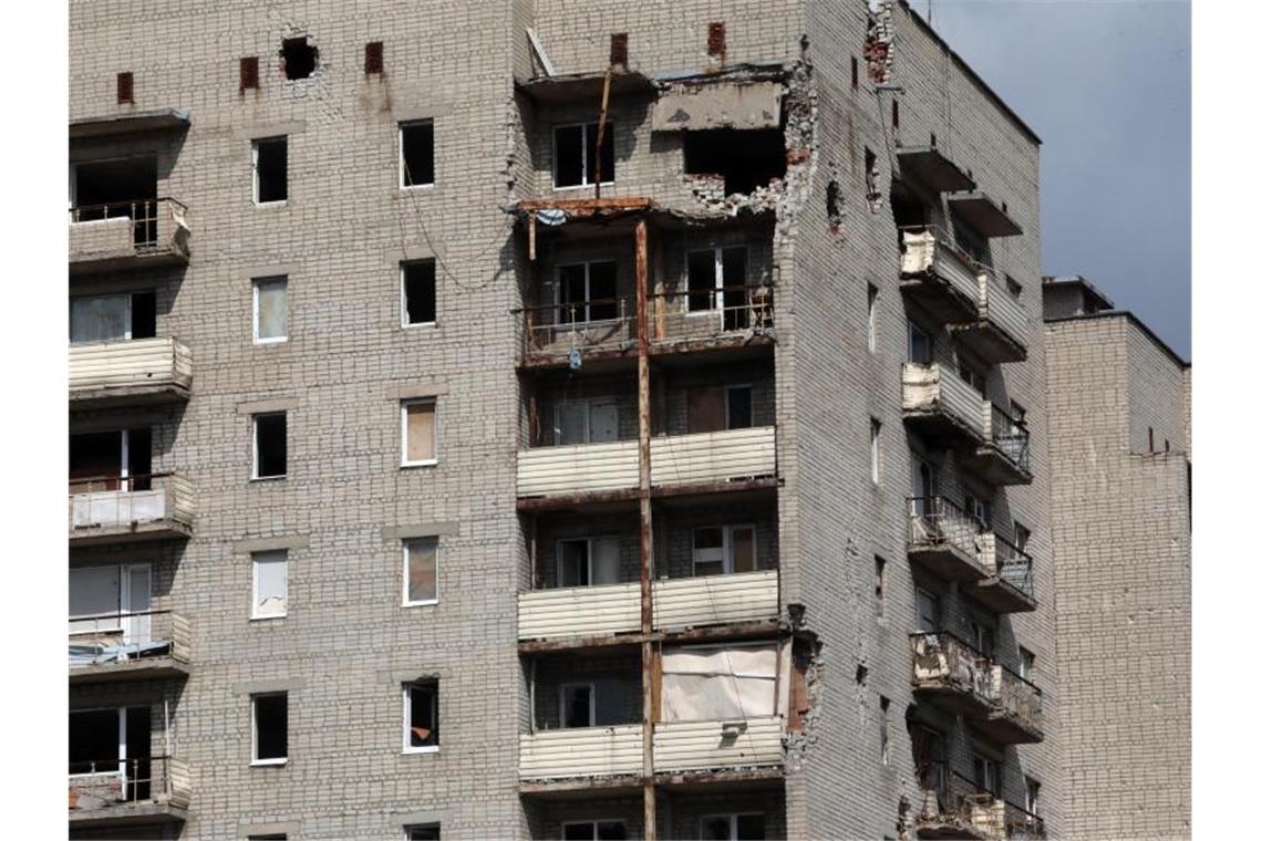 Ein Wohngebäude zeigt deutliche Schäden in der Stadt Awdijiwka im pro-russischen Separatistengebiet der Region Donezk in der Ostukraine. Foto: -/Ukrinform/dpa